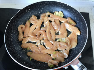 15、孜然鸡胸肉,放入腌好的鸡胸肉，小火慢煎；