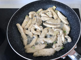 16、孜然鸡胸肉,一面变色后，换一面煎制，出水没关系，继续煎；