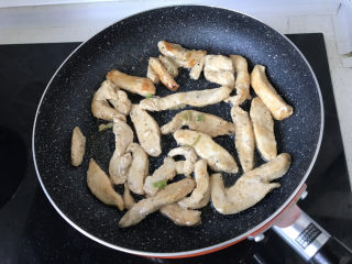 17、孜然鸡胸肉,水分收干后，煎制鸡胸肉表面出现焦黄色；