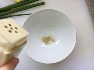 18、孜然鸡胸肉,在煎鸡胸的同时，调一碗干料，先来点儿白胡椒粉；