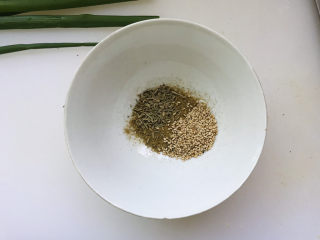 22、孜然鸡胸肉,还有一勺白芝麻；