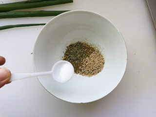 23、孜然鸡胸肉,再加半小勺盐，还可以根据自己的口味加现成的烧烤料，混合搅拌均匀；