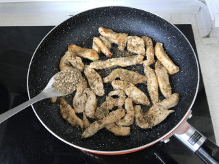 24、孜然鸡胸肉,均匀撒在煎好的鸡胸肉上；