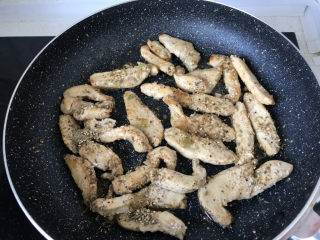 25、孜然鸡胸肉,翻面也撒均匀；