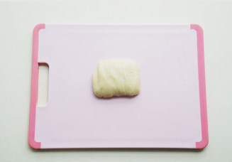 2、#夏天的味道#花朵豆沙酥,材料B油酥混合均匀，根据面粉的吸水量的大小，调节油的量，混合好的面团很柔软但不稀软，裹保鲜膜放冰箱冷藏30分钟；