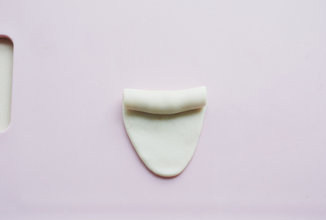 7、#夏天的味道#花朵豆沙酥,从上至下或由下至上卷起；