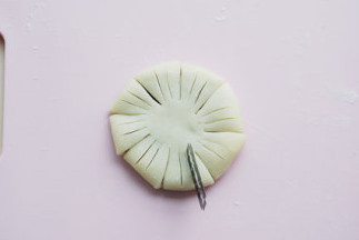 17、#夏天的味道#花朵豆沙酥,用刀片在每个花瓣上划两下，不要切透，看到馅料的深度就可以；