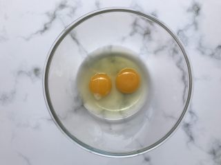 1、芝麻薄脆饼干,两个鸡蛋打入碗中