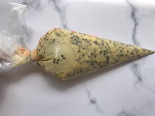 7、芝麻薄脆饼干,装入裱花袋中