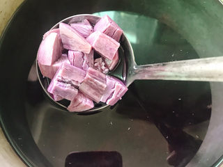 13、紫薯西米露,紫薯煮至软烂