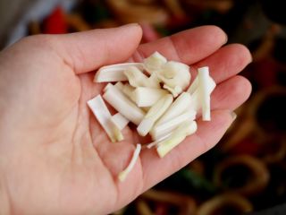 11、双椒炒鱿鱼卷,出锅之前大葱丝放入翻炒均匀即可；