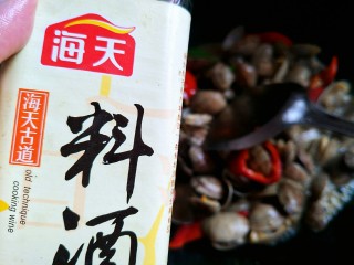 7、让你停不下来的爆炒花甲,来点料酒