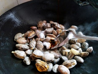 10、让你停不下来的爆炒花甲,还有少许酱油，翻炒均匀！