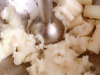2、山药饼,压成泥，我是用的搅拌棒