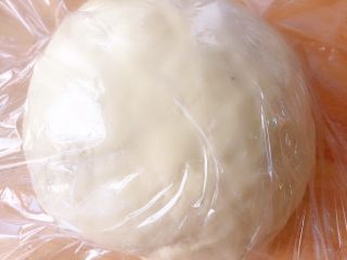 9、山药饼,揉成面团盖保鲜膜醒发20分钟