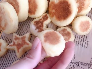 16、山药饼,怎么看饼有没有熟，按一下两边，回谈了就说明熟了