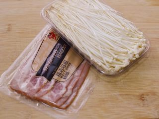 1、金针菇培根卷,主要食材,非常简单。