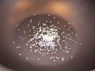 7、金针菇培根卷,锅中不放油,小火放入白芝麻。