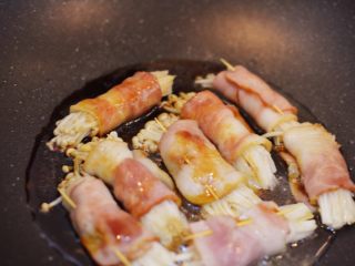 12、金针菇培根卷,倒入酱汁,调大火。