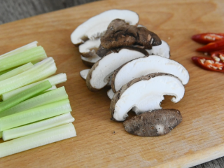 5、饭店必点的干锅花菜,是这么做出来的!,芹菜切段、香菇切片、小米椒切片备用