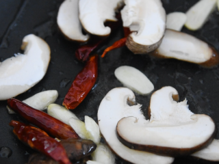 7、饭店必点的干锅花菜,是这么做出来的!,炒香后倒入7g香菇片清炒