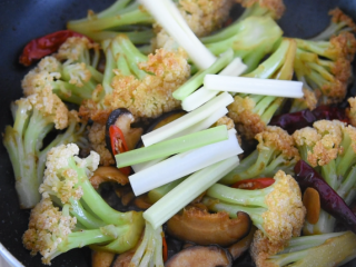 10、饭店必点的干锅花菜,是这么做出来的!,撒入15g芹菜