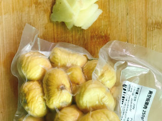 2、板栗烧鸡翅,准备好板栗