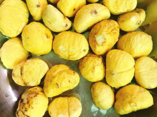 3、板栗烧鸡翅,洗干净备用