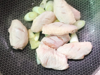 6、板栗烧鸡翅,放入鸡翅