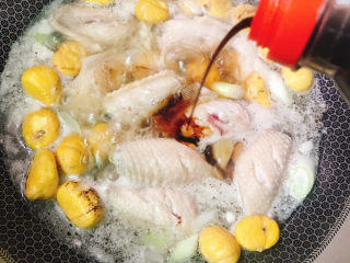 11、板栗烧鸡翅,加入酱油、盐