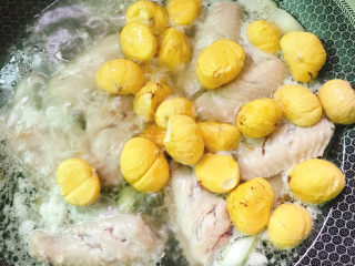 9、板栗烧鸡翅,放入板栗