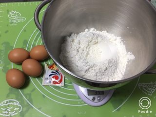 1、蔓越梅沙琪玛,准备好材料。