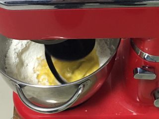 3、蔓越梅沙琪玛,启动厨师机揉面10分钟。