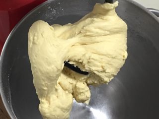 4、蔓越梅沙琪玛,检查面团的硬湿度。