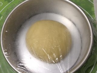 6、蔓越梅沙琪玛,将面团放入模具，盖上保鲜膜。