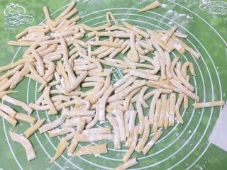 11、蔓越梅沙琪玛,撒一些面粉，条子不要黏合。