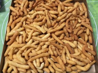 13、蔓越梅沙琪玛,将炸好的面团放入金盘。