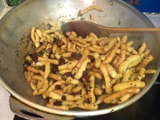 20、蔓越梅沙琪玛,再将翻拌均匀的面团倒入麦芽糖酱中翻炒。