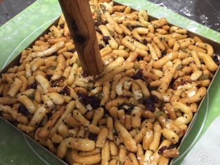 21、蔓越梅沙琪玛,完成后倒入金盘，用擀面杖压紧。