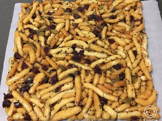 23、蔓越梅沙琪玛,冷却还有余温时，金盘四个角敲一下，很方便脱模。