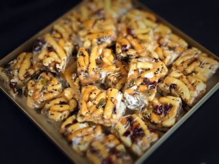 25、蔓越梅沙琪玛,为了变于保存，每块沙琪玛可以用保鲜膜包好。