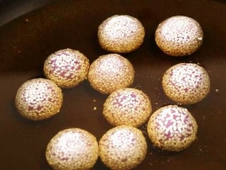 13、紫薯糯米丸子,锅里倒入油，将丸子冷油下锅，开小火慢慢把油温加热。