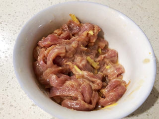 1、鱼香肉丝,猪里脊肉切细，用食用油、适量淀粉、和姜丝腌20-30分钟。