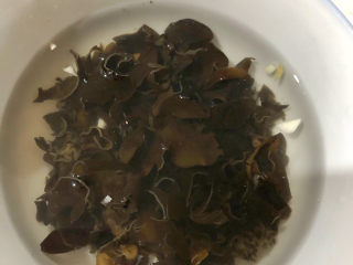 2、鱼香肉丝,一把木耳，泡1小时左右。切丝备用。