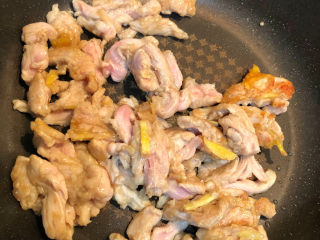 4、鱼香肉丝,热锅放冷油，下入腌制好的猪里脊肉丝，炒至9成熟。盛出备用。