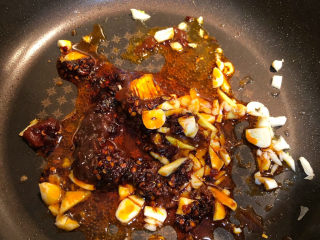 5、鱼香肉丝,原锅放点油，加入适量郫县豆瓣酱（由于澳洲超市没有找到郫县豆瓣酱，我放了海天黄豆酱和一些老干妈。酱可以按自己喜好放多放少）再加入姜和大蒜，炒至红油出现。