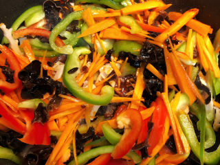 6、鱼香肉丝,加入所有的蔬菜丝，炒匀炒熟。