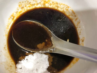 7、鱼香肉丝,等蔬菜丝炒熟的同时，来准备鱼香酱料。碗里加入一勺酱油，两到三勺醋，少量鸡精，两勺糖，少量的淀粉，适量的开水。拌匀放一旁备用。