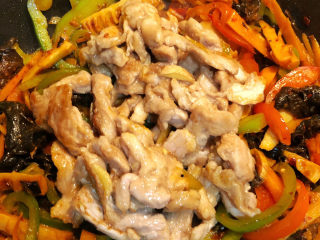 8、鱼香肉丝,蔬菜炒熟后，放入9成熟的猪里脊肉丝。一起放炒均匀，大概5-10分钟左右。