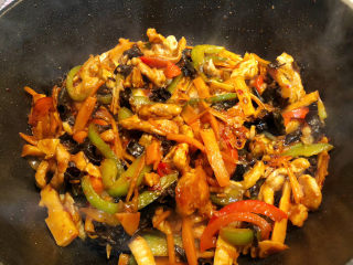 9、鱼香肉丝,最后倒入调好的酱汁，炒至均匀，就可以盛出啦。